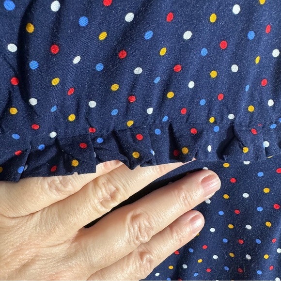 Adorable Talbots Petite medium navy polka dot blouse, small ruffles, flowy - Picture 4 of 9